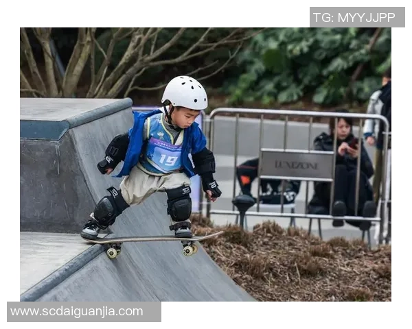 滑板与人生的交织：杨芳的深度对话与成长故事MBA